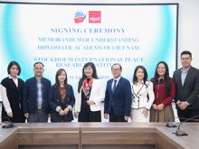 The Diplomatic Academy of Viet Nam and the Stockholm International Peace Research Institute (SIPRI) signed online a Memorandum of Understanding for cooperation.