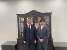 Tiến sĩ Nguyễn Hùng Sơn, Phó Giám đốc Học viện Ngoại giao, tiếp Nghị sĩ Tomasz Poreba.