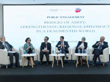 Phiên Giao lưu Công chúng với chủ đề “Những nhịp cầu hữu nghị: Củng cố ngoại giao khu vực trong một thế giới phân mảnh”.