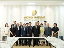 Giám đốc Nguyễn Hùng Sơn tiếp Tổng Thư ký Quỹ Lịch sử Đông Bắc Á Chung Yong Sang