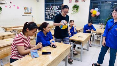 Đoàn viên, thanh niên Học viện Ngoại giao hỗ trợ người dân thực hiện dịch vụ công trực tuyến, giải quyết thủ tục hành chính. 