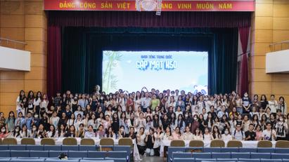 Khoa Tiếng Trung Quốc gặp mặt Tân sinh viên khóa 50
