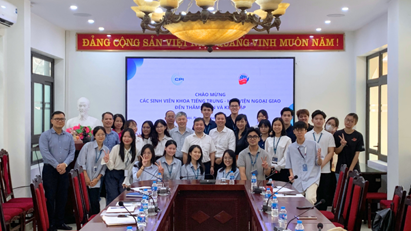 Sinh viên Khoa Tiếng Trung Quốc tham quan và kiến tập tìm hiểu về hợp tác truyền thông quốc tế