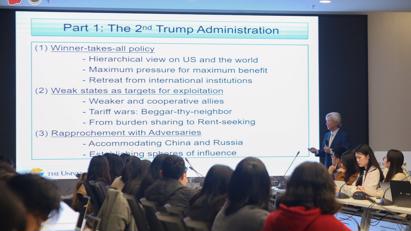 Giáo sư Kiichi Fujiwara thuyết giảng về Chính sách của Hoa Kỳ dưới thời Tổng thống Donald Trump
