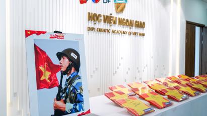 TRIỂN LÃM TRANH “50 NĂM THỐNG NHẤT ĐẤT NƯỚC - NON SÔNG LIỀN MỘT DẢI”