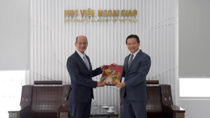Q. Giám đốc Nguyễn Hùng Sơn tiếp Hiệu trưởng Học viện Quan hệ Quốc tế cấp cao Raúl Roa García của Cuba