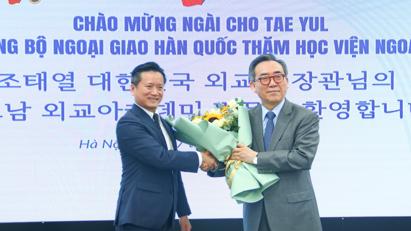 Buổi giao lưu gặp mặt với Bộ trưởng Bộ Ngoại giao Hàn Quốc