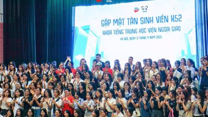 BUỔI GẶP MẶT ĐẦU NĂM CỦA TÂN SINH VIÊN KHÓA 52 KHOA TIẾNG TRUNG QUỐC 