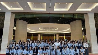 Sinh viên Khóa 50 Ngôn ngữ Anh tham quan Nhà Quốc hội