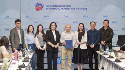 Academic Seminar Explores Methods of Information Handling in International Journalism