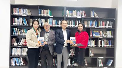 Book donation ceremony for “Chuyện ‘đi sứ’ thời hội nhập” on the occasion of Vietnamese Teachers’ Day, November 20