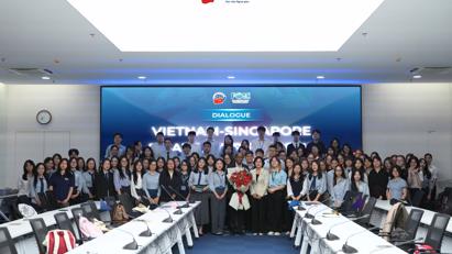 WELCOMING SINGAPOREAN AMBASSADOR TO VIETNAM TO A DIALOGUE WITH STUDENTS OF THE FACULTY OF INTERNATIONAL ECONOMICS