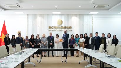 Phó Giám đốc Nguyễn Thị Thìn tiếp và làm việc với đoàn Đại học East Anglia, Vương Quốc Anh