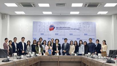 Viện trưởng Viện Hợp tác quốc tế Vành đai Con đường làm việc tại Học viện Ngoại giao