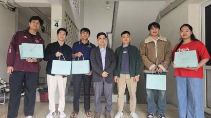 Học viện Ngoại giao tặng quà Lưu học sinh Lào lưu trú tại Ký túc xá dịp tết Âm lịch 2026