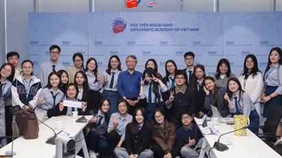 DAV Ambassadors’ Journey Organizes Ambassador’s Talk #3 on “Negotiation and Influence Skills - The Art of Effective Cooperation in Multi-Interest Environments”