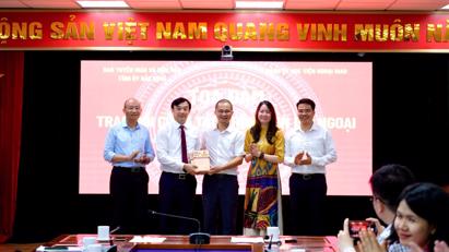 Chi bộ Các khoa chuyên ngành, Đảng ủy Học viện Ngoại giao tham quan, học tập tại Bắc Ninh
