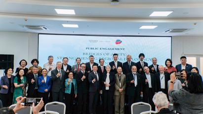 Phiên Giao lưu Công chúng với chủ đề “Những nhịp cầu hữu nghị: Củng cố ngoại giao khu vực trong một thế giới phân mảnh”.