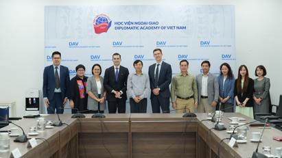 Học viện Ngoại giao tiếp Nghị sĩ Quốc hội Liên bang Đức Nicolas Zippelius