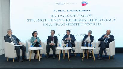 Phiên Giao lưu Công chúng với chủ đề “Những nhịp cầu hữu nghị: Củng cố ngoại giao khu vực trong một thế giới phân mảnh”.
