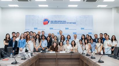 Lãnh đạo và giảng viên Khoa CTQT&NG tham dự buổi giao lưu khoa học giữa Học viện Ngoại giao và trường Đại học Johns Hopkins