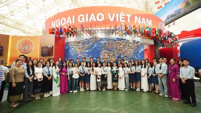 Học viện Ngoại giao vinh dự nhận hai Bằng khen của Thủ tướng Chính phủ vì những đóng góp tiêu biểu vào hai Đại lễ của dân tộc năm 2025