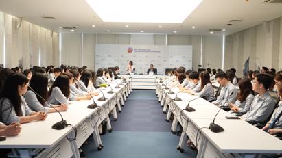 Đại sứ Anh Iain Frew thăm Học viện Ngoại giao và nói chuyện với sinh viên Học viện