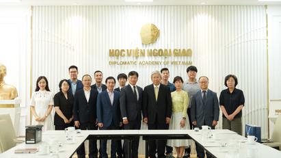 Giám đốc Nguyễn Hùng Sơn tiếp Tổng Thư ký Quỹ Lịch sử Đông Bắc Á Chung Yong Sang