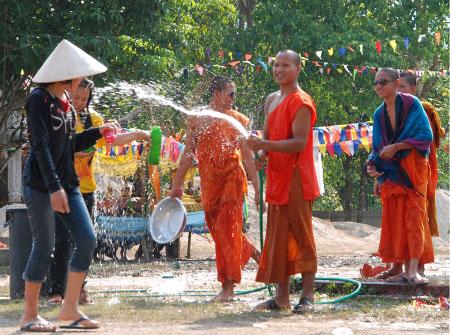 Cùng nước bạn đón Tết