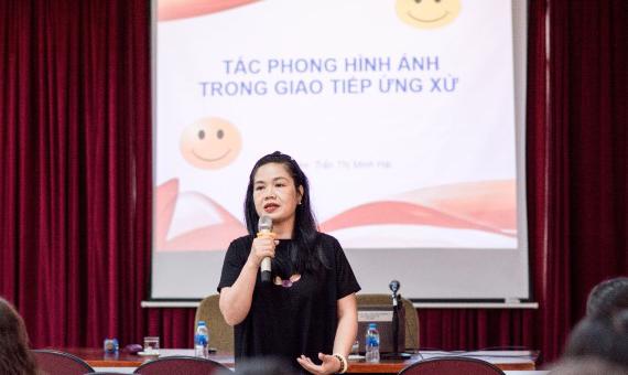 Tân sinh viên Khóa 46 tham gia tọa đàm “Phong cách giao tiếp”