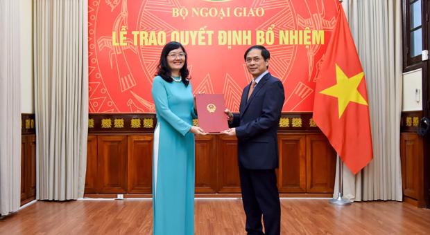 Trao quyết định bổ nhiệm Quyền Giám đốc Học viện Ngoại giao