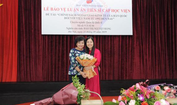 Postgraduate Dao Thi Nguyet Hang successfully defended the Academy-level doctoral thesis