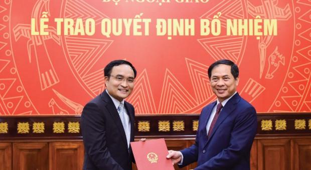 Standing Deputy Minister Bui Thanh Son hands over the decision to transfer and appoint department-level officials