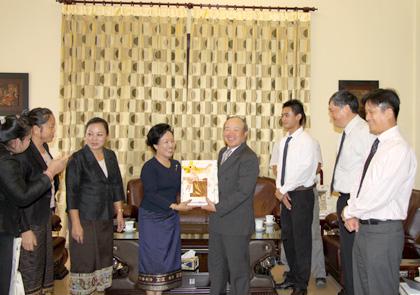 Giao lưu với đoàn Viện Quan hệ Quốc tế (IFA) Lào (22-24/09/2010)