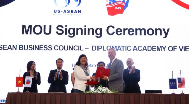 Lễ ký Biên bản ghi nhớ hợp tác giữa Hội đồng Kinh doanh Hoa Kỳ-ASEAN (USABC) và Học viện Ngoại giao