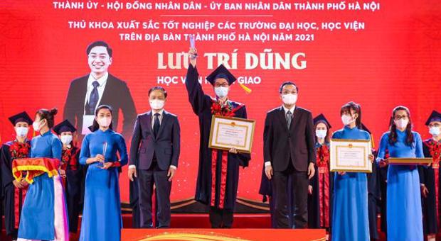 Commendation Ceremony for Excellent Valedictorians from Universities in Hanoi 2021