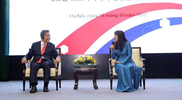 Bộ trưởng Ngoại giao Hàn Quốc nói chuyện với sinh viên Học viện Ngoại giao