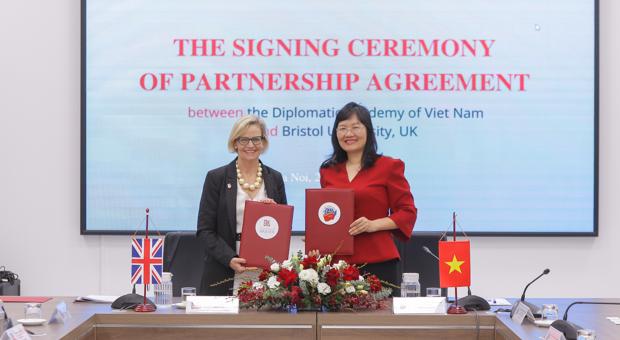 Lễ ký kết thỏa thuận hợp tác giữa Học viện Ngoại giao và Đại học Bristol, Anh Quốc