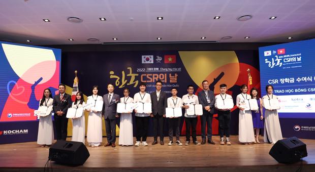 Lễ trao học bổng CSR Chung tay chia sẻ 2022 - KOCHAM