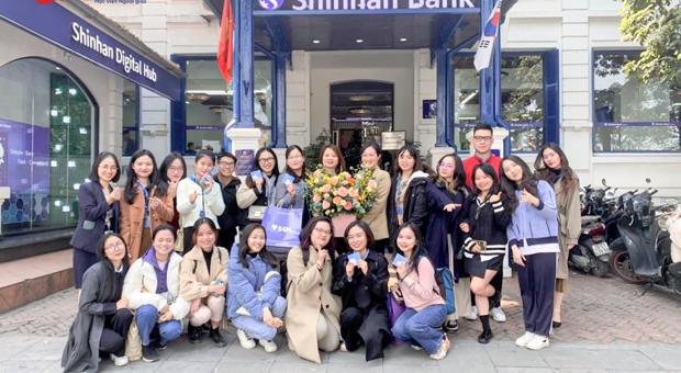 Sinh viên khoa Kinh tế Quốc tế tham quan Ngân hàng Shinhan Chi nhánh Lê Thái Tổ