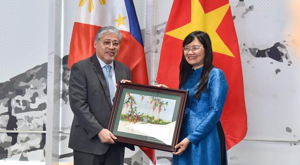 Bộ trưởng Bộ Ngoại giao Philippines thăm và làm việc tại Học viện Ngoại giao