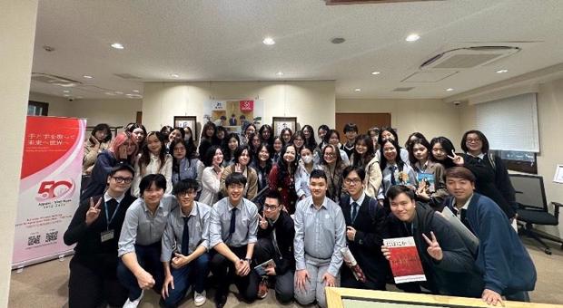 Sinh viên Học viện Ngoại giao tham gia trải nghiệm tại Trung tâm Thông tin Văn hoá Nhật Bản