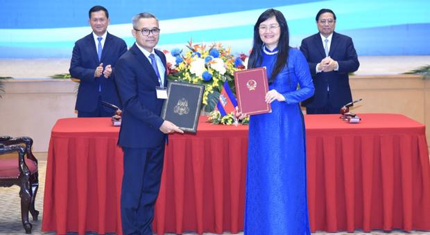 Học viện Ngoại giao Việt Nam và Viện Ngoại giao và Quan hệ quốc tế Hoàng gia Campuchia ký Biên bản ghi nhớ hợp tác.
