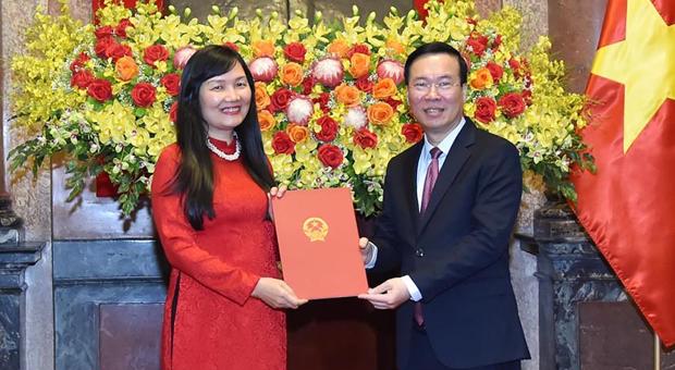 Tiến sĩ Phạm Lan Dung - Quyền Giám đốc Học viện Ngoại giao được phong hàm Đại sứ