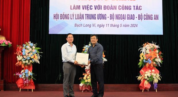 Đoàn công tác của Bộ Ngoại giao, Học viện Ngoại giao thăm quân và dân huyện đảo Bạch Long Vĩ