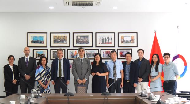 ĐS. TS. Phạm Lan Dung, Q. Giám đốc HVNG, tiếp Đại sứ EU tại ASEAN Sujiro Seam 