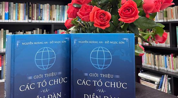 Buổi trao tặng cuốn sách "Giới thiệu các tổ chức và diễn đàn thế giới"