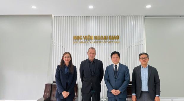 Quyền Giám đốc HVNG tiếp xã giao Ông Juan Pedro Schaerer, Trưởng Phái đoàn Ủy ban Chữ thập đỏ quốc tế khu vực