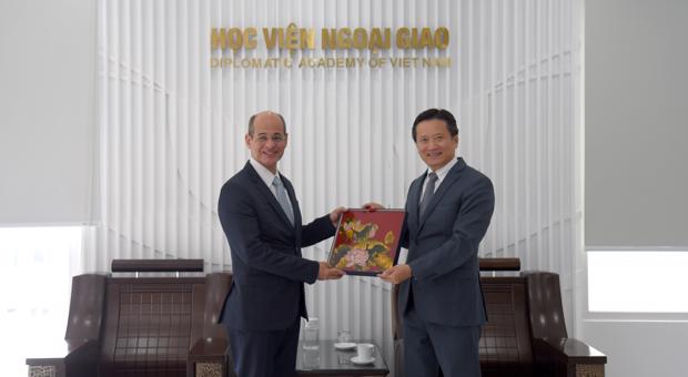 Q. Giám đốc Nguyễn Hùng Sơn tiếp Hiệu trưởng Học viện Quan hệ Quốc tế cấp cao Raúl Roa García của Cuba