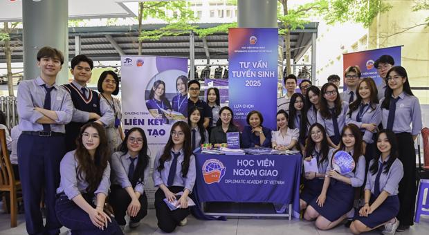 Học viện Ngoại giao tham gia tư vấn tuyển sinh tại trường THPT Nguyễn Tất Thành
